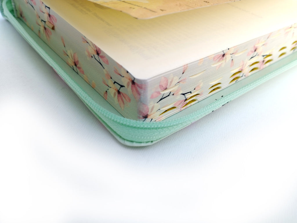Ukrainian Bible – Light Green Floral Leatherette Zipper Hardcover with Thumb Index, Modern Translation – Image 4